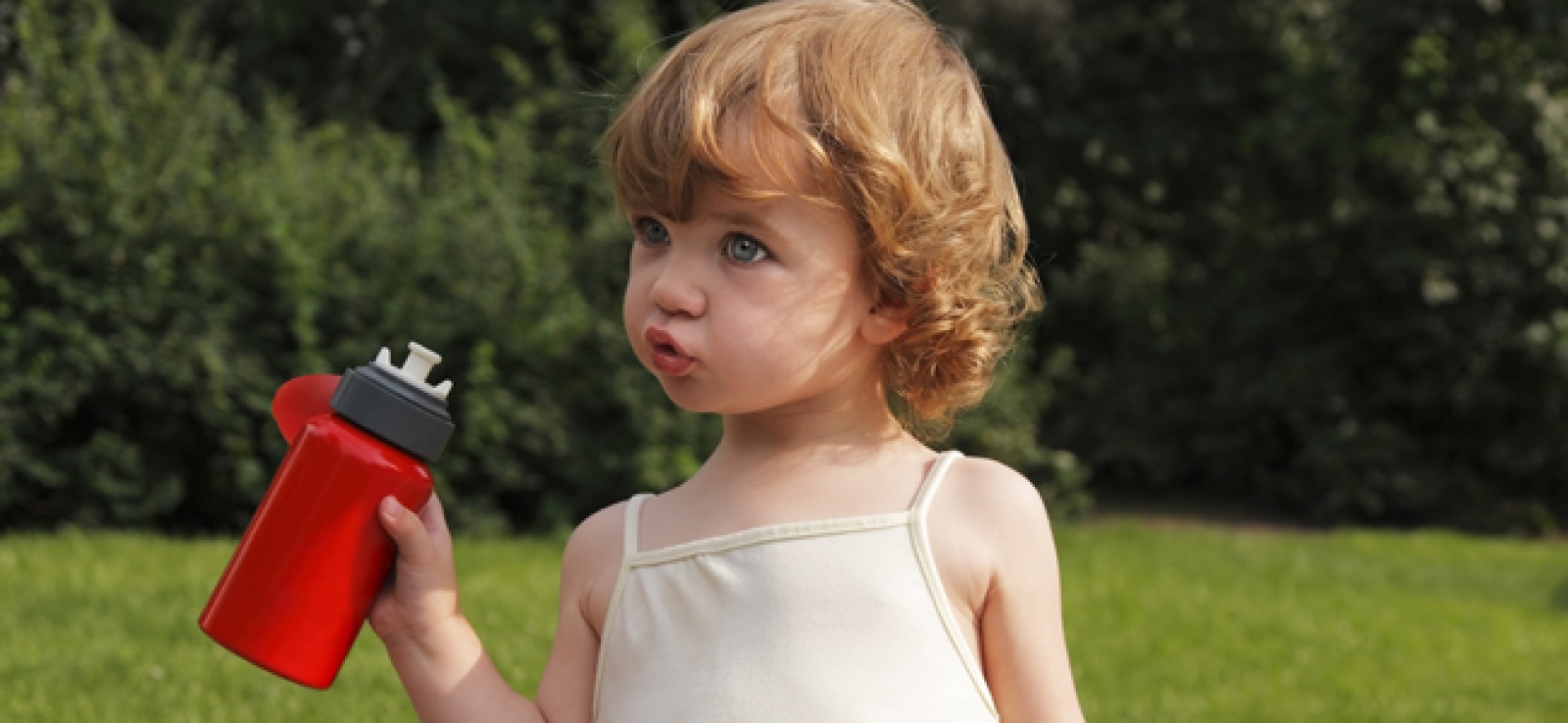 Científicos alertan sobre peligros de plásticos en la salud de los niños y piden acción urgente.