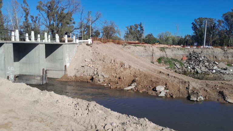 Comienzan obras de consolidación en partidor del Napostá para prevenir inundaciones.