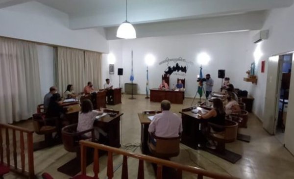 Concejal denunciado por abuso sexual en Saldungaray enfrenta escraches e intimidación, defensor confirma entrega a la Justicia.
