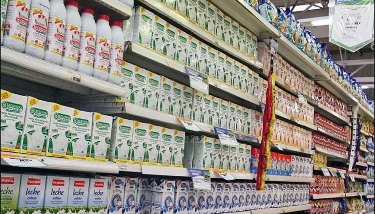 Consumo de lácteos en Argentina cae un 6% en julio, desafíos para la recuperación del sector.