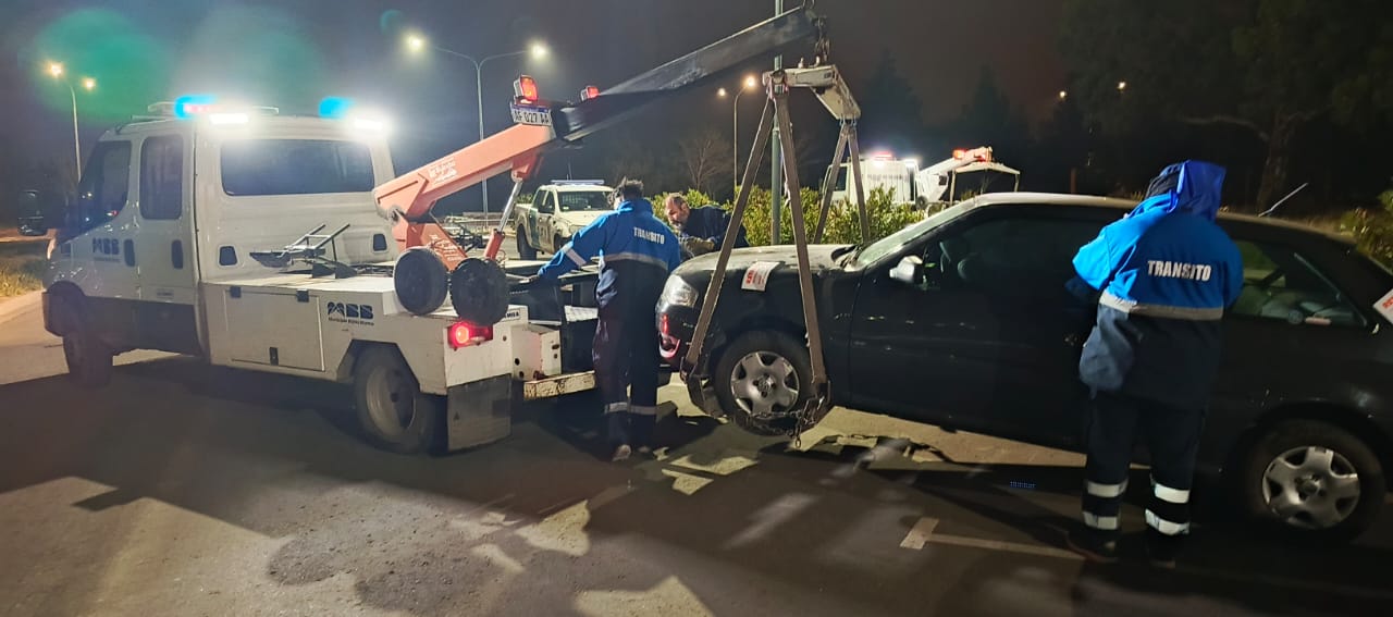 Despliegue policial en Las Perdices: 11 vehículos secuestrados en operativo nocturno.