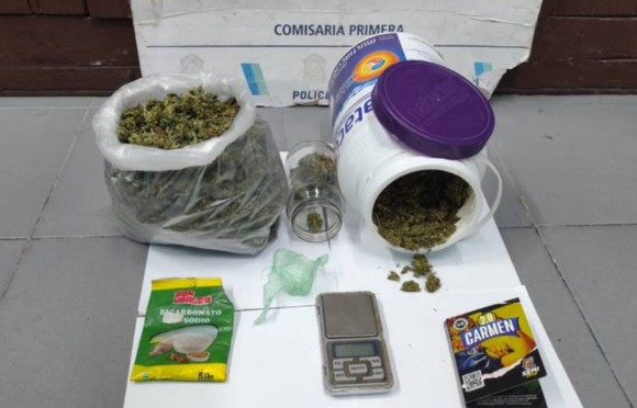 Detienen a hombre por venta de marihuana en allanamiento en Bahía Blanca.