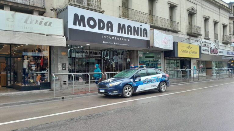 Dos allanamientos en locales de Moda Manía: se investiga cierre repentino.