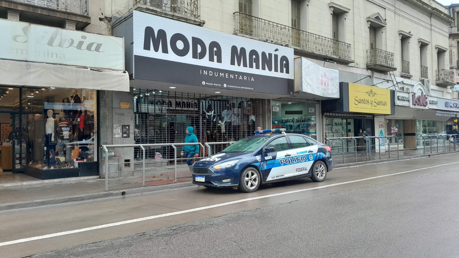 Dos allanamientos en locales de Moda Manía: se investiga cierre repentino.