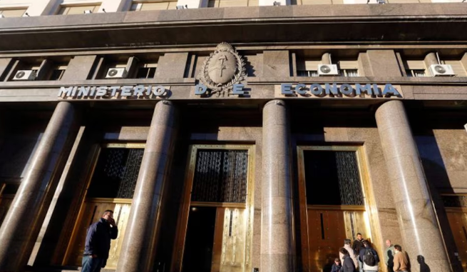 El Gobierno anuncia intervención en mercado cambiario para estabilizar al dólar