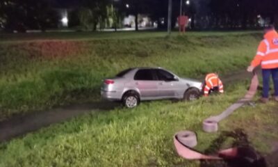 Hombre alcoholizado pierde control del auto y cae a zanja en Cuyo al 700.