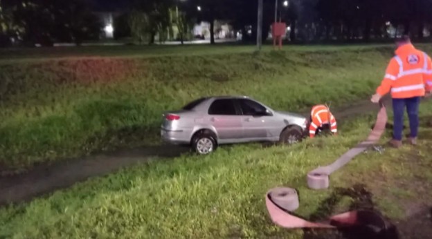 Hombre alcoholizado pierde control del auto y cae a zanja en Cuyo al 700.
