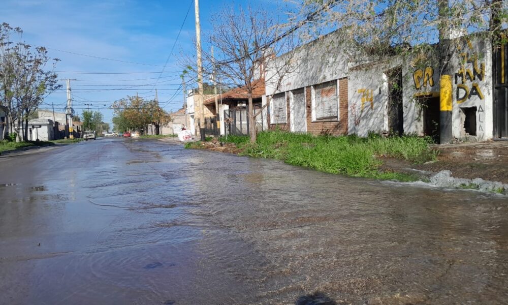 Importante pérdida de agua en el barrio Noroeste: Vecinos preocupados por la situación en calle Rondeau al 1600.