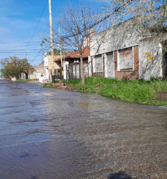 Importante pérdida de agua en el barrio Noroeste: Vecinos preocupados por la situación en calle Rondeau al 1600.