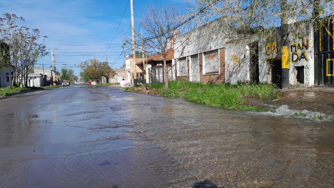Importante pérdida de agua en el barrio Noroeste: Vecinos preocupados por la situación en calle Rondeau al 1600.