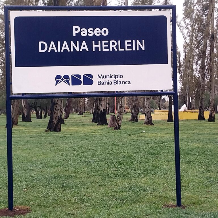 Inauguran cartel conmemorativo en el Paseo Daiana Herlein del Parque de Mayo tras años de lucha por justicia y conciencia ciudadana.