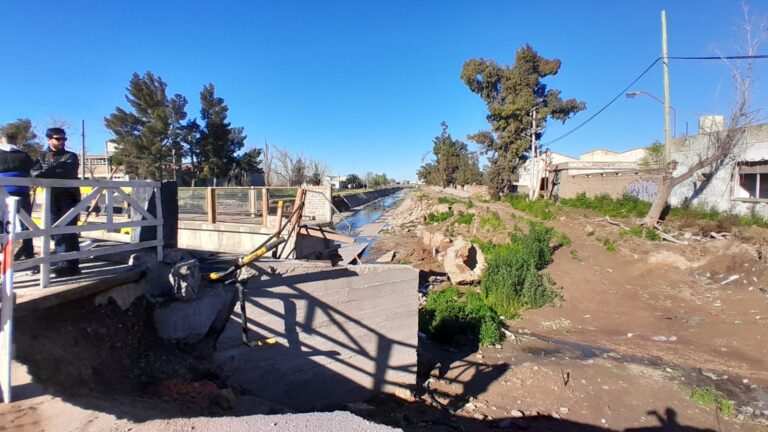 Inician obras de reconstrucción del puente de Pampa Central en Bahía Blanca, tras inundación.
