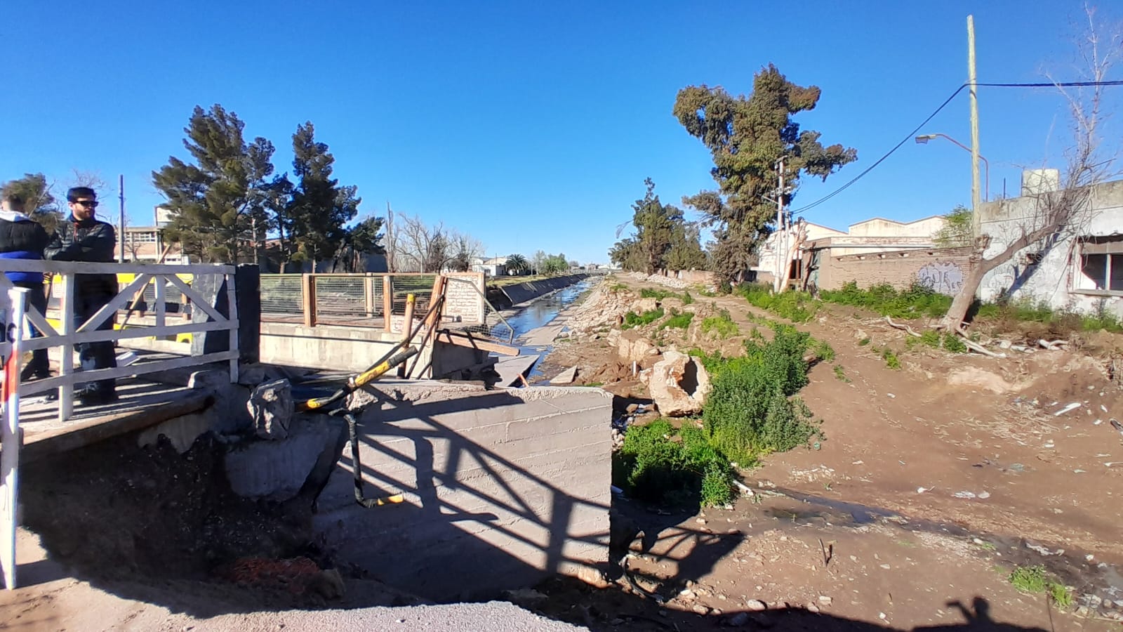 Inician obras de reconstrucción del puente de Pampa Central en Bahía Blanca, tras inundación.