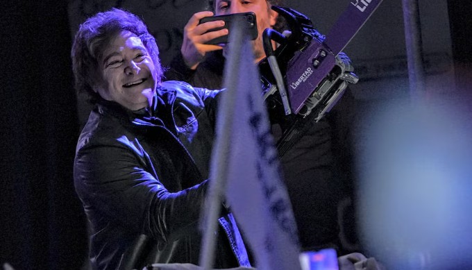 Javier Milei cierra campaña en Moreno entre tensiones por seguridad y protestas.