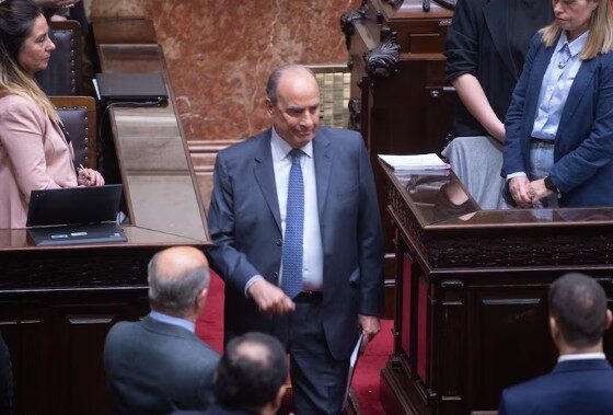 La oposición planea avanzar con moción de censura contra el jefe de Gabinete Francos.