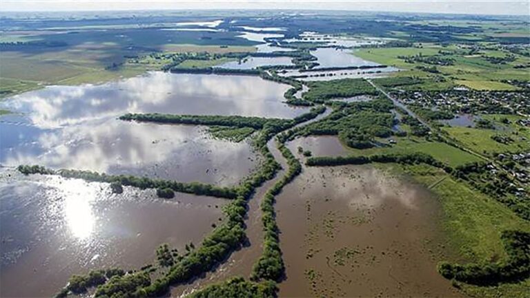 La Provincia de Buenos Aires intensifica ayuda a productores tras inundaciones: multimillonaria inversión en infraestructura y asistencia directa.