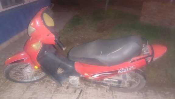 Motocicleta Mondial encontrada abandonada en el Canal sin pedido de secuestro.