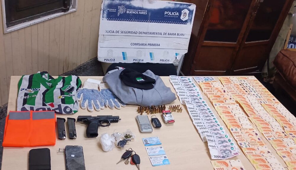 Persecución policial termina con camioneta incendiada y detención del conductor.