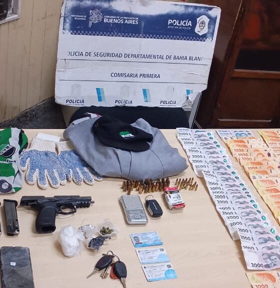 Persecución policial termina con camioneta incendiada y detención del conductor.