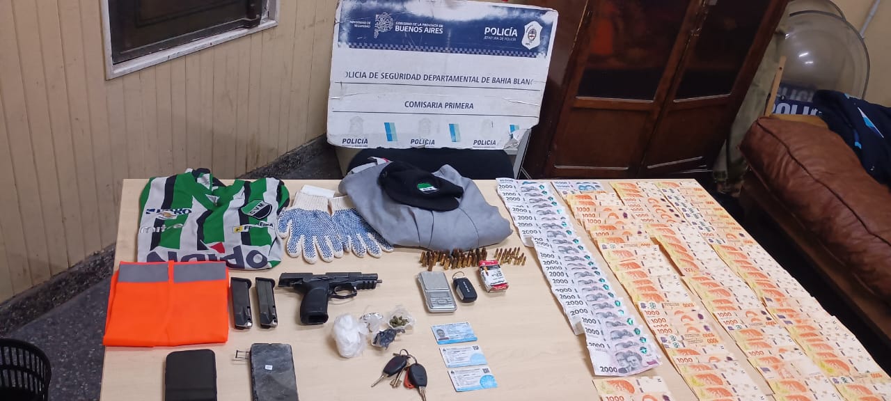 Persecución policial termina con camioneta incendiada y detención del conductor.