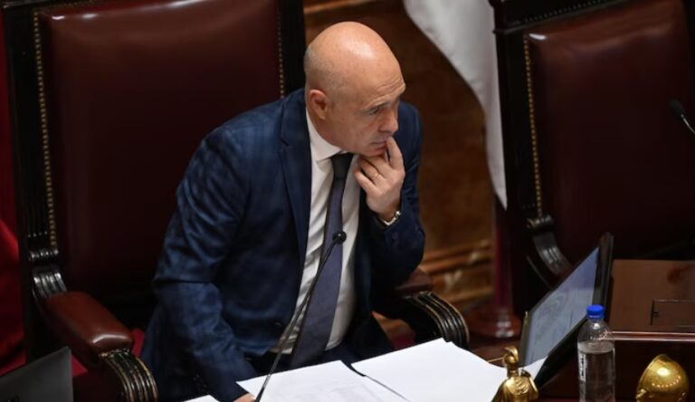Senado anula veto de Milei y reactiva ley de emergencia en discapacidad, en medio de escándalo gubernamental.