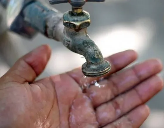 Vecinos de Bahía Blanca exigen igualdad en acceso a red de agua potable ante desigualdades en factibilidad.