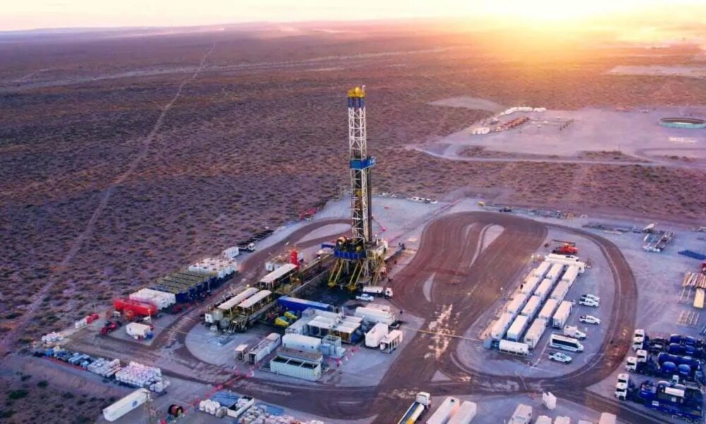 Argentina se destaca como potencia petrolera regional con récord en producción: 831 mil barriles diarios.