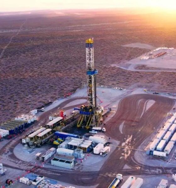 Argentina se destaca como potencia petrolera regional con récord en producción: 831 mil barriles diarios.