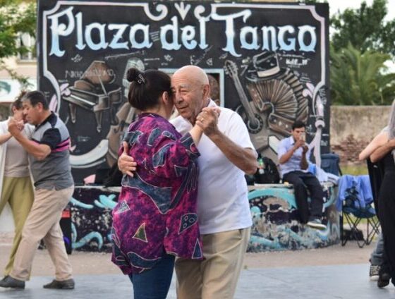Descubre la historia del tango en Bahía Blanca con el Bus Turístico. ¡Inscríbete ya!