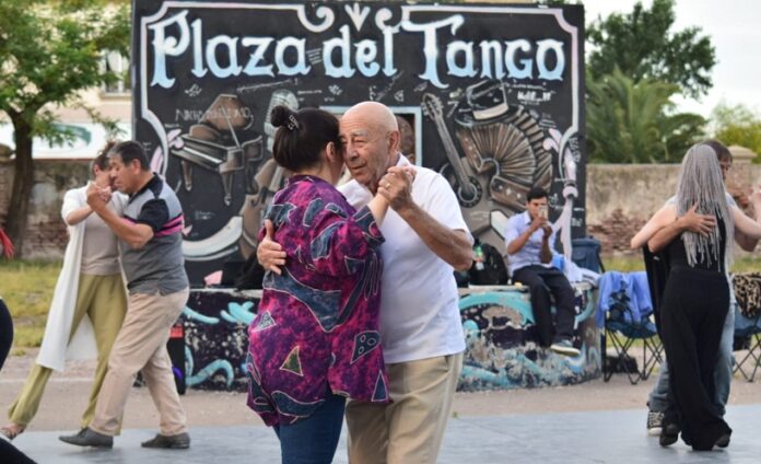 Descubre la historia del tango en Bahía Blanca con el Bus Turístico. ¡Inscríbete ya!