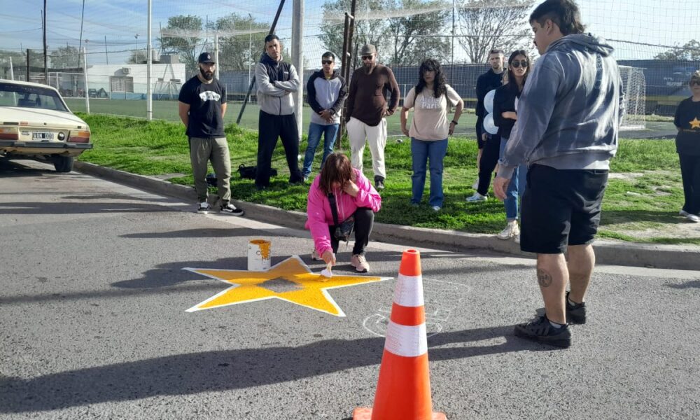 Emotivo homenaje a víctima de tránsito en Bélgica y Charlone: Familiares pintan estrella amarilla en su memoria.
