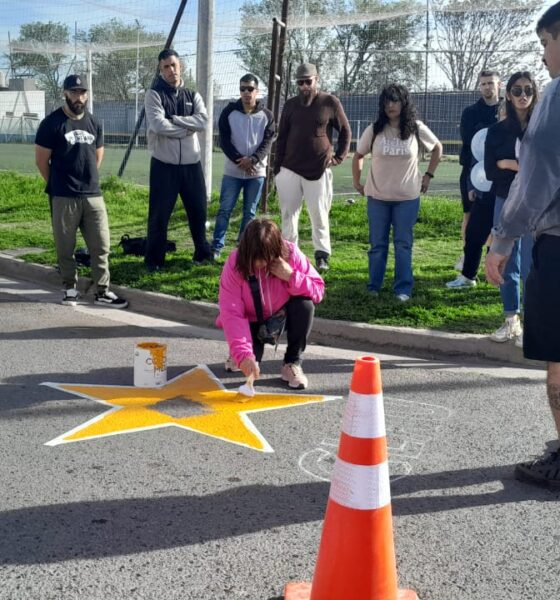 Emotivo homenaje a víctima de tránsito en Bélgica y Charlone: Familiares pintan estrella amarilla en su memoria.
