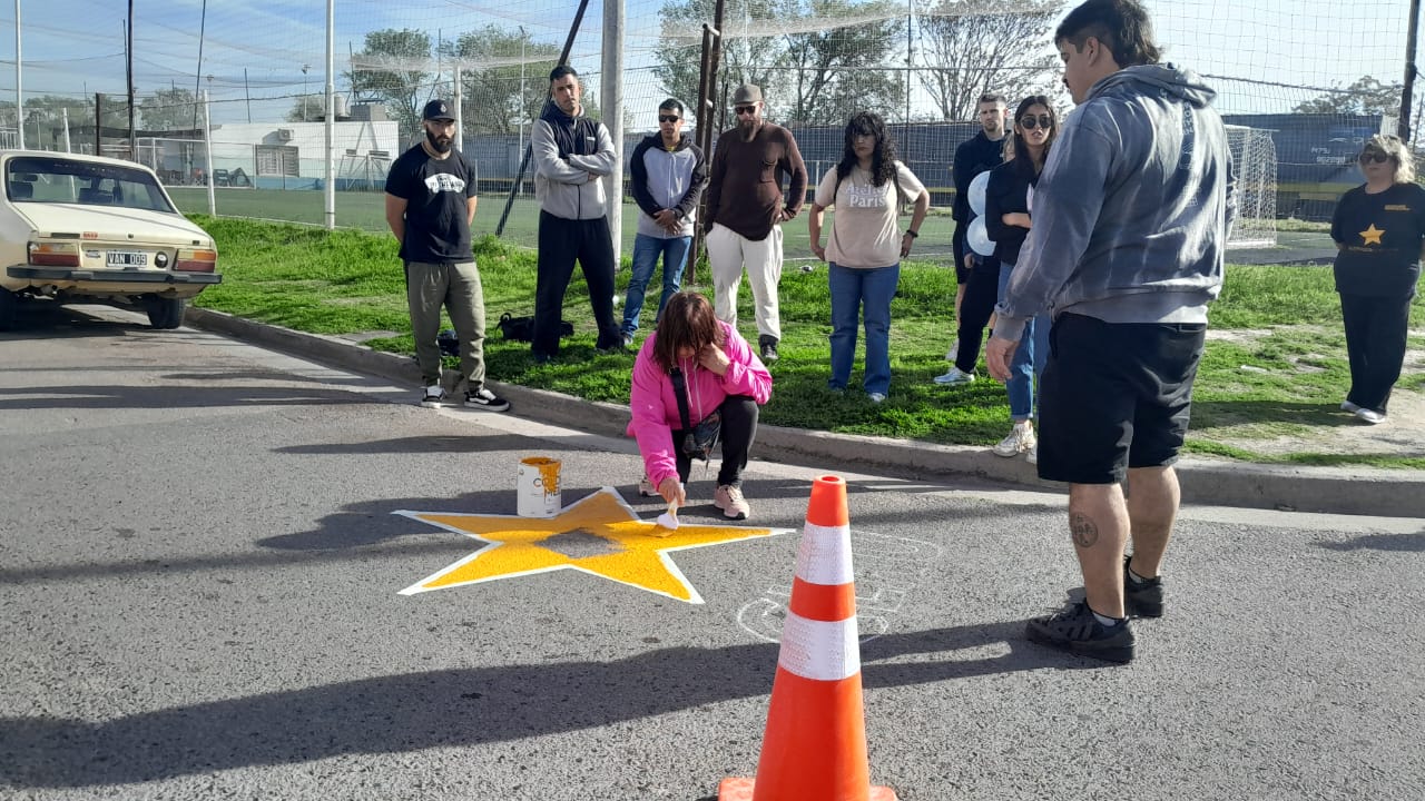 Emotivo homenaje a víctima de tránsito en Bélgica y Charlone: Familiares pintan estrella amarilla en su memoria.