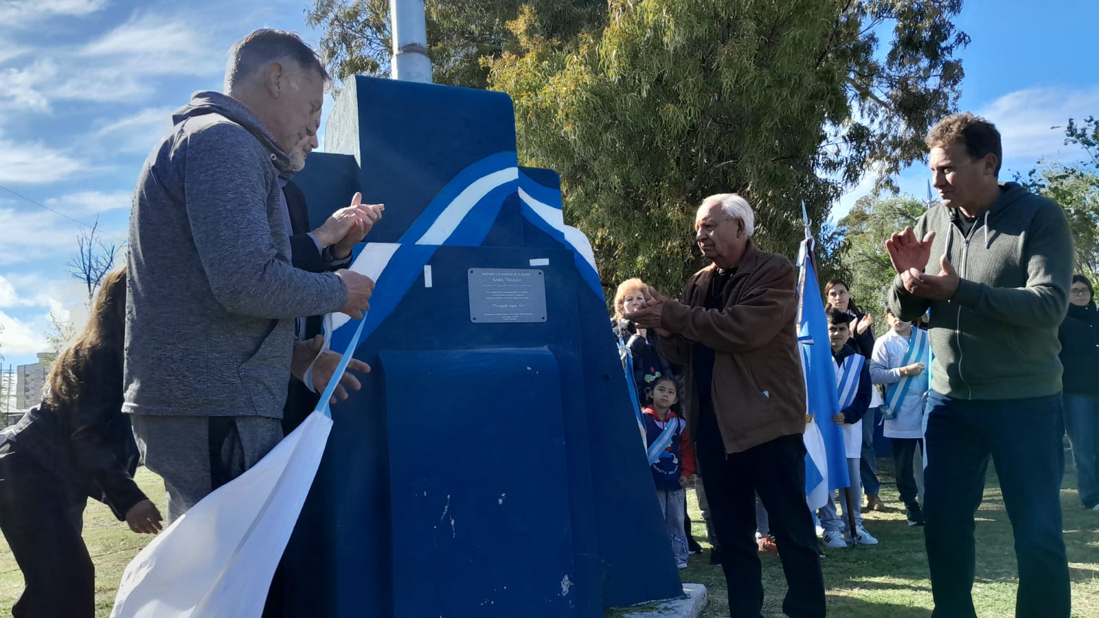 Emotivo tributo a Isabel Trujillo en aniversario del barrio Noroeste.