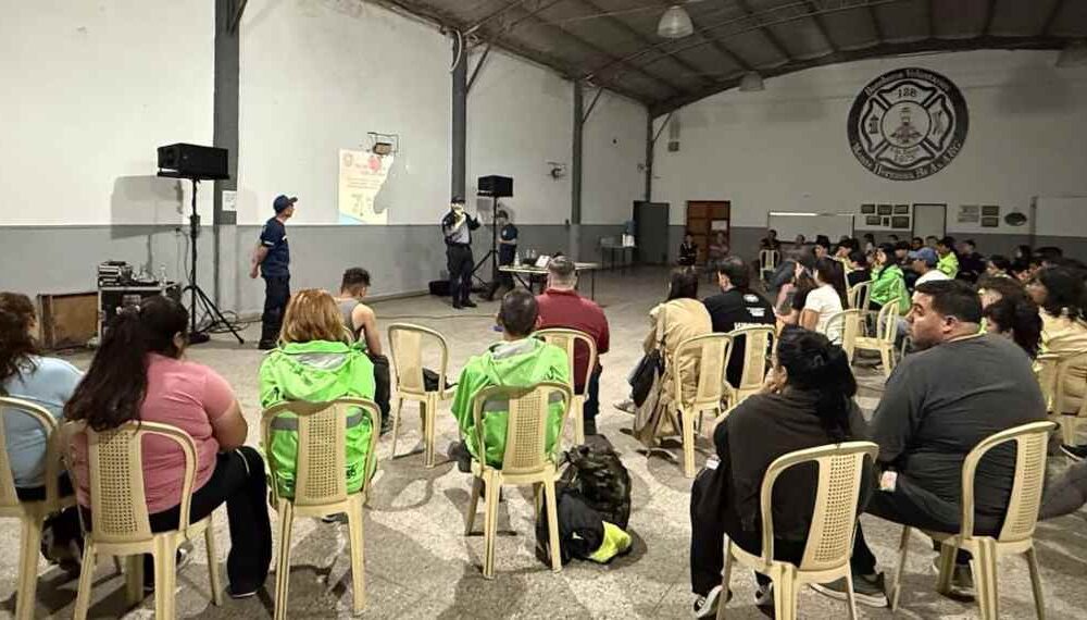 Bomberos capacitan en primeros auxilios y RCP para la comunidad