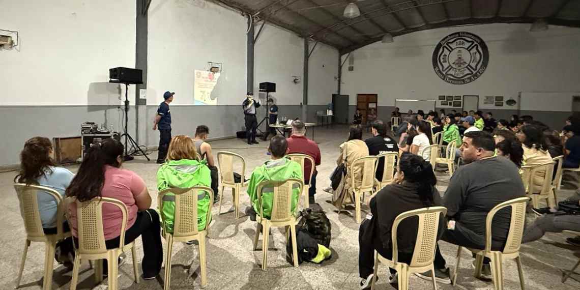 Bomberos capacitan en primeros auxilios y RCP para la comunidad