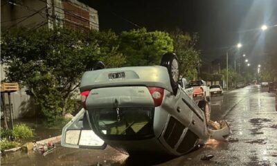 Volcó un auto al esquivar un pozo en Avellaneda esta madrugada