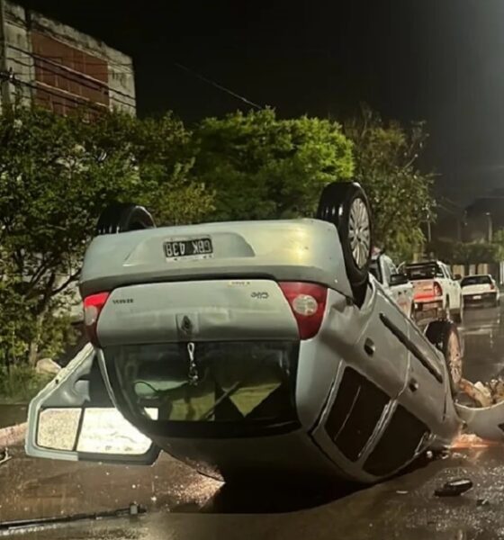 Volcó un auto al esquivar un pozo en Avellaneda esta madrugada