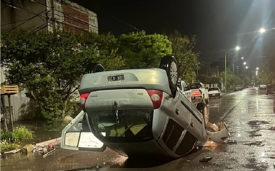 Volcó un auto al esquivar un pozo en Avellaneda esta madrugada
