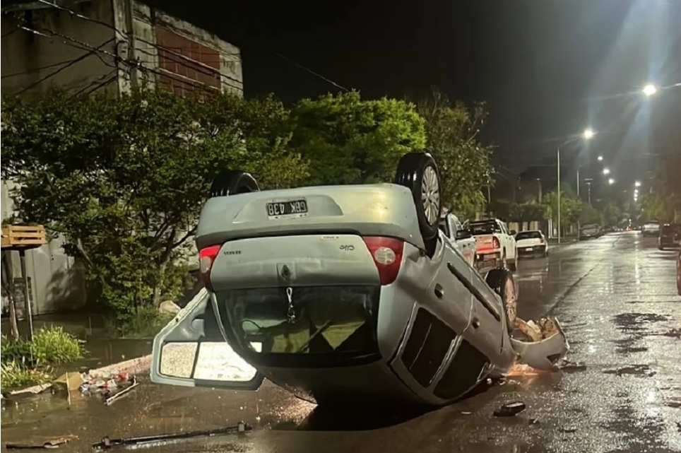 Volcó un auto al esquivar un pozo en Avellaneda esta madrugada