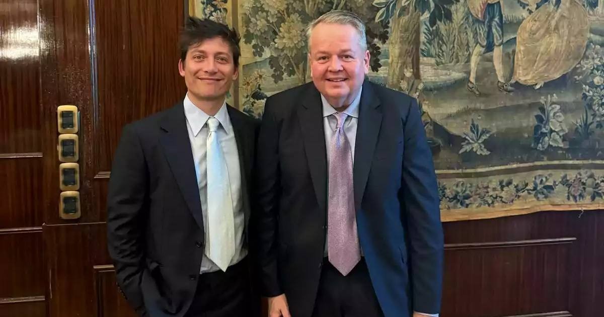 El enviado de Trump se une a Santiago para influir en la política del gobierno