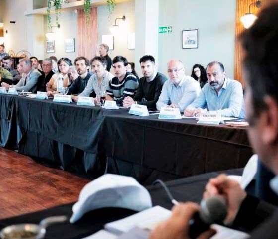 Asamblea del COPROTUR con el secretario de Turismo de Monte Hermoso y el gobernador