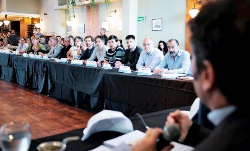 Asamblea del COPROTUR con el secretario de Turismo de Monte Hermoso y el gobernador