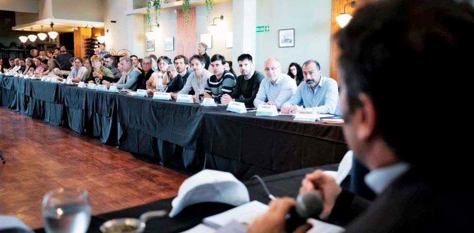 Asamblea del COPROTUR con el secretario de Turismo de Monte Hermoso y el gobernador