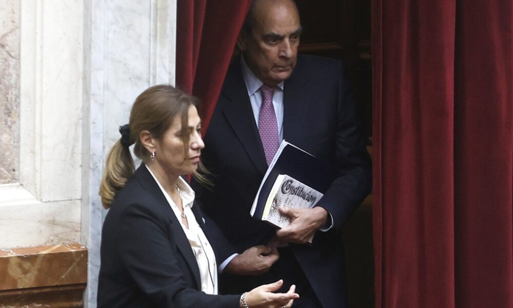 Francos tuvo 50 reuniones con enviados chinos mientras Trump presiona para que lo despidan