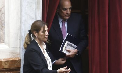 Francos tuvo 50 reuniones con enviados chinos mientras Trump presiona para que lo despidan