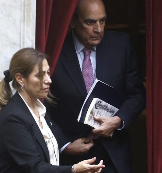 Francos tuvo 50 reuniones con enviados chinos mientras Trump presiona para que lo despidan