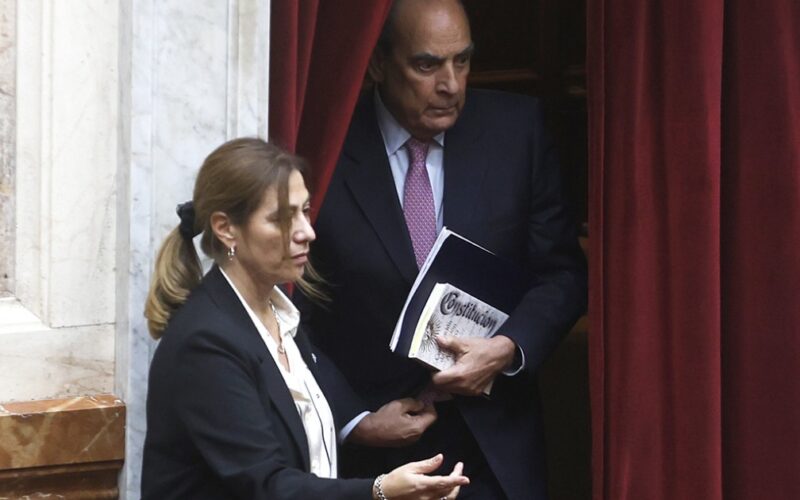 Francos tuvo 50 reuniones con enviados chinos mientras Trump presiona para que lo despidan