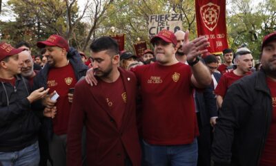 Fuerzas del Cielo celebran coreografía en evento de Milei ante tensión con partidarios en parque Los Andes.