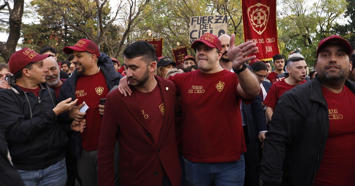 Fuerzas del Cielo celebran coreografía en evento de Milei ante tensión con partidarios en parque Los Andes.